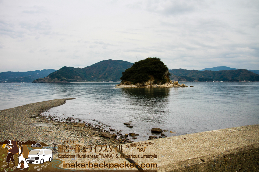 八幡浜大島の三大島（愛媛県）で。潮が引いた時にこの小さな島へ行ける。