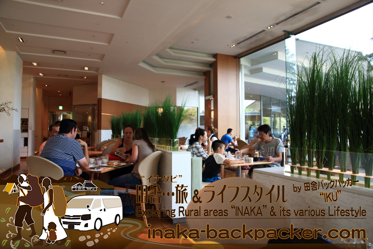 ANAクラウンプラザホテル成田。翌日の朝食はビュッフェスタイル。外国人観光客、スチュワーデス、パイロットの人たちが多く泊まっていた。