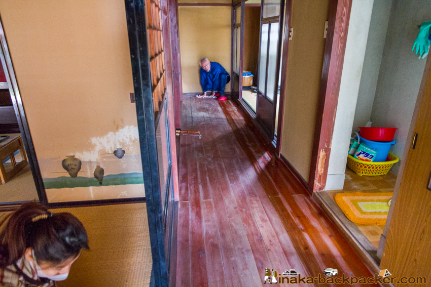能登・穴水町岩車（石川県） – 廊下だけではないが…“全ての部屋”がこのような状態！雑巾がけだけでなく…全部屋畳なので、全ての畳をひっくり返しての作業は…なかなか“大変”なのだ