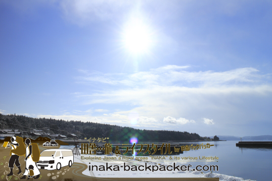 能登・穴水町岩車（石川県） 漁港の雪景色。こっちは青空だが...
