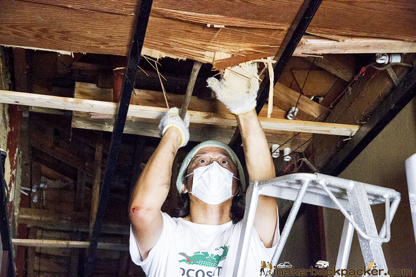 能登・穴水町岩車（石川県） – 屋根の修復が終わると、天井の解体作業を始め、新しい天井に張り替えた