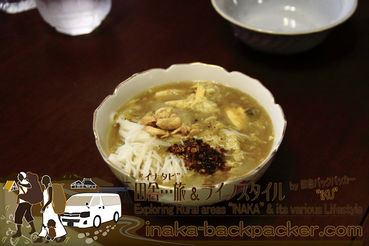 朝食で食べたミャンマーのスープ「Mohinga（モヒンガー）」 。スープには素麺が入っていて、その上にフライドガーリックや唐辛子をスパイスとしてふりかける