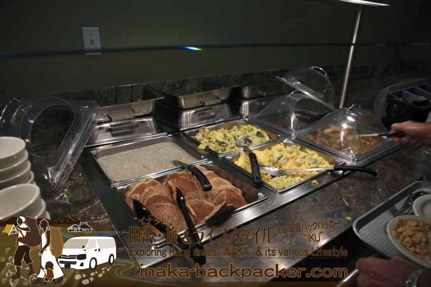 アメリカユタ州ソルトレイクシティ - クリスタル・イン・ホテルの朝食はビュッフェスタイル。オートミール、パンケーキ、スクランブルエッグ、ソーセージが並ぶ。