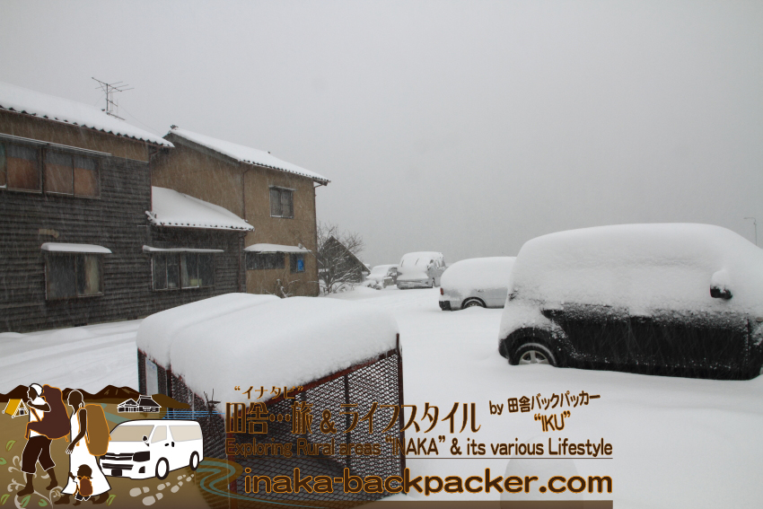 能登・穴水町岩車（石川県） - 小型の普通乗用車の場合、タイヤ半分以上、雪に埋まる。