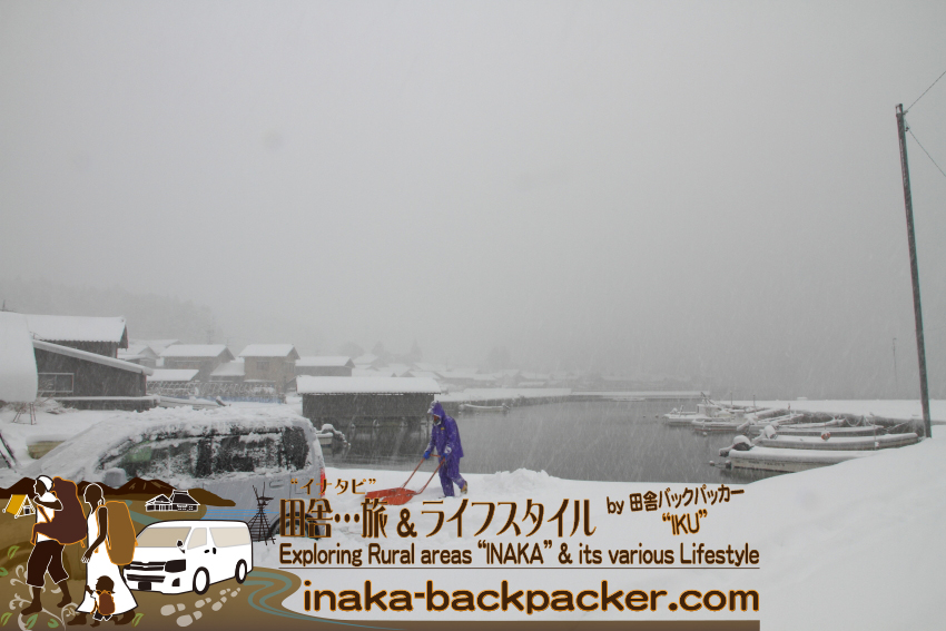 能登・穴水町岩車（石川県）の漁港。写真右側に写る船に雪が積もっているのが見えるだろうか...