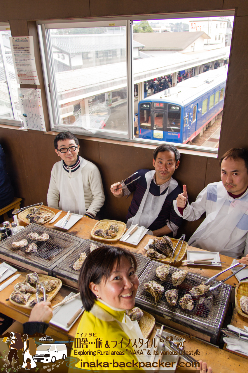 能登・穴水町（石川県） - 穴水駅の跨線橋の通路にある牡蠣食堂「穴水駅ホームあつあつ亭」。これから、牡蠣を食べるよ～。