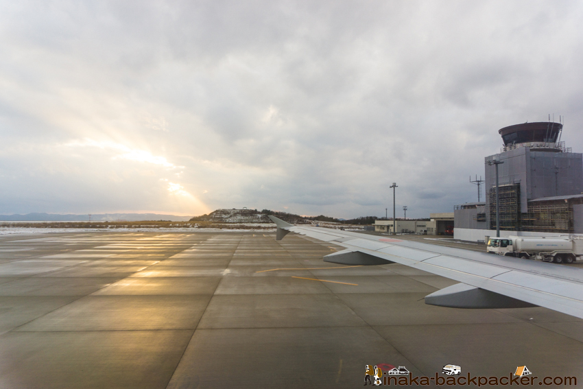 能登空港 日が差し込む 曇り 滑走路