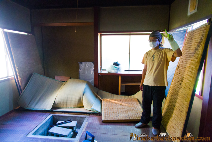 能登・穴水町岩車（石川県） – 各部屋、畳をひっくり返して、裏から表まで全てを清掃した。囲炉裏もある家なのだ