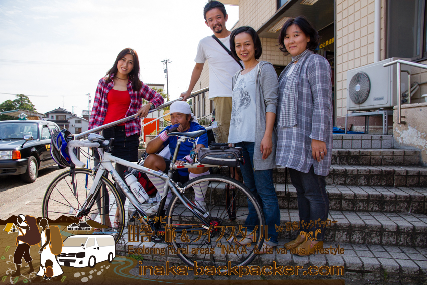 能登・穴水駅（石川県） - 穴水町での出会いは、穴水駅構内から始まった。（左から）結花、北角さん、ぼく、倉本さん、岩本さん。