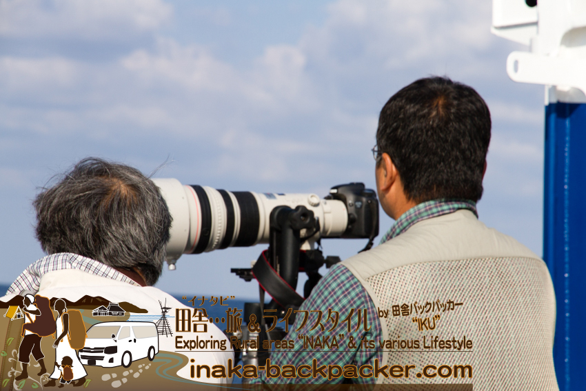 能登・輪島から沖合50キロに浮かぶ舳倉島へ向かう定期船。数人がキャノン EOS 7Dを活用していた。A cameraman with Canon EOS 7D heading towards Hegura Island.