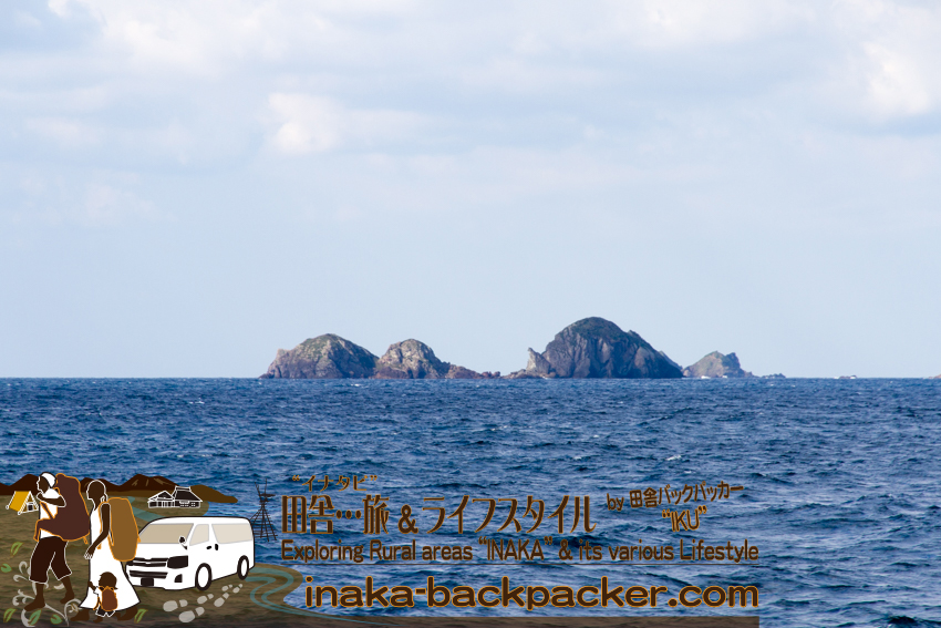 舳倉島に向かう途中、定期船から「七ツ島」を近くから撮影。