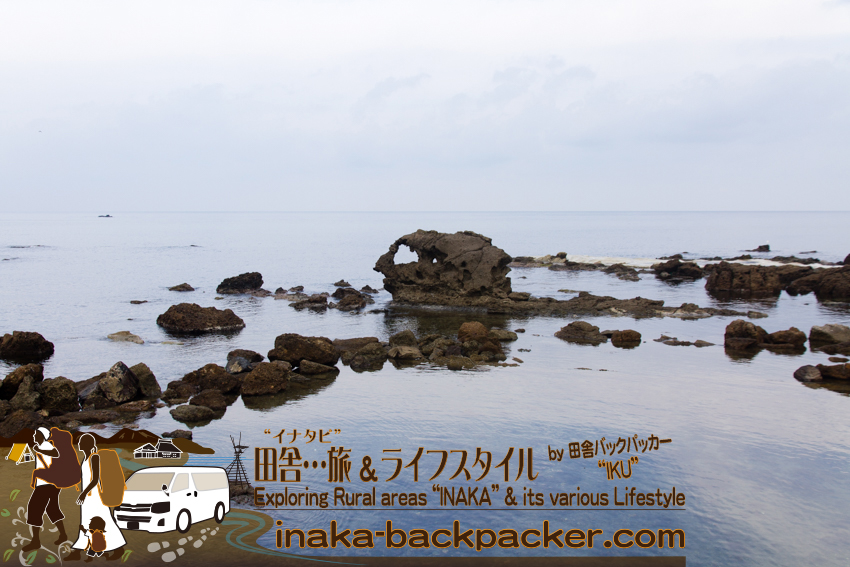 石川県 奥能登一周中 - 綺麗な海に骸骨のような岩 / 