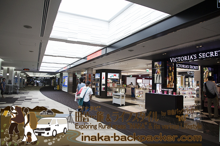 5年前、成田空港にこんなVictora Secret（ビクトリア・シークレット）の免税店なんてあったかなぁ...