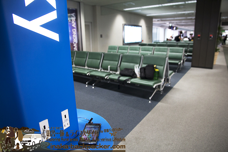 最近、成田空港や羽田空港には搭乗ゲート近くに充電コーナーがある。