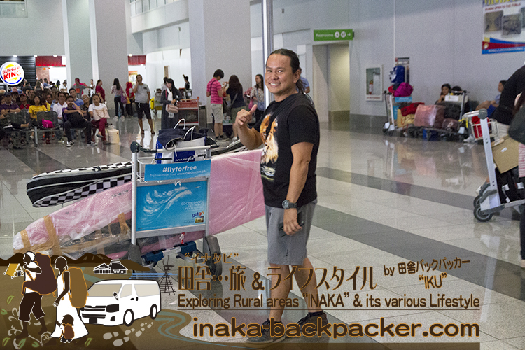 マニラのニノイ・アキノ国際空港にて。Jonathanが日本で購入したサーフボード。マニラに立ち上げたリサイクルショップで販売する予定だそうだ。