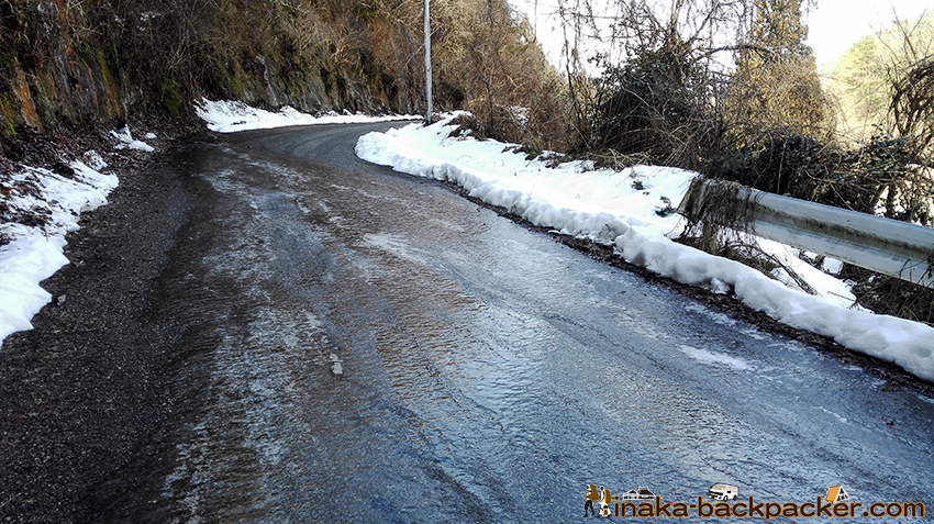 穴水町 凍結 icy road car flip over