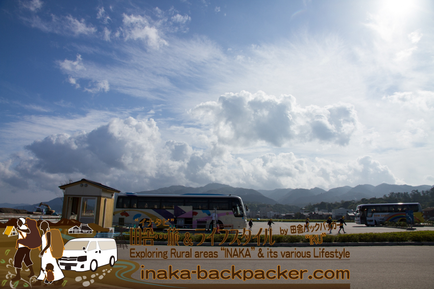 石川県輪島市 - 朝9:00になると、六銘館に、韓国や中国からの観光客がバスで到着し始めた。
