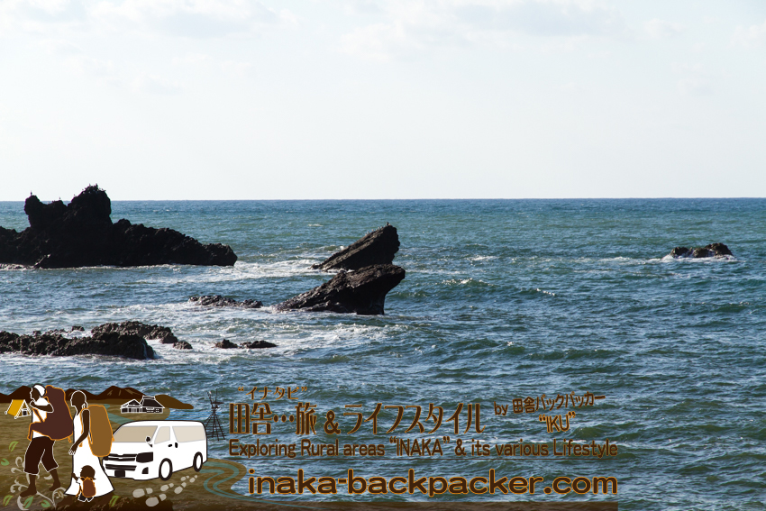 石川県輪島市 - 曽々木の「垂水の滝」へ向かう。その途中の景色。カエルのような岩だ。