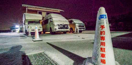 穴水町,能登半島,田舎バックパッカーハウス,積雪情報,能登の冬,スタッドレスタイヤ,タイヤ交換,雪道対策,キャンピングカー,アルタモーダ,車中泊,バンライフ,北陸の冬,Anamizu, Noto Peninsula, Inaka Backpacker House, snowfall, Noto winter, winter tires, studless tires, tire change, snow road safety, campervan, Altamoda, vanlife, winter in Hokuriku